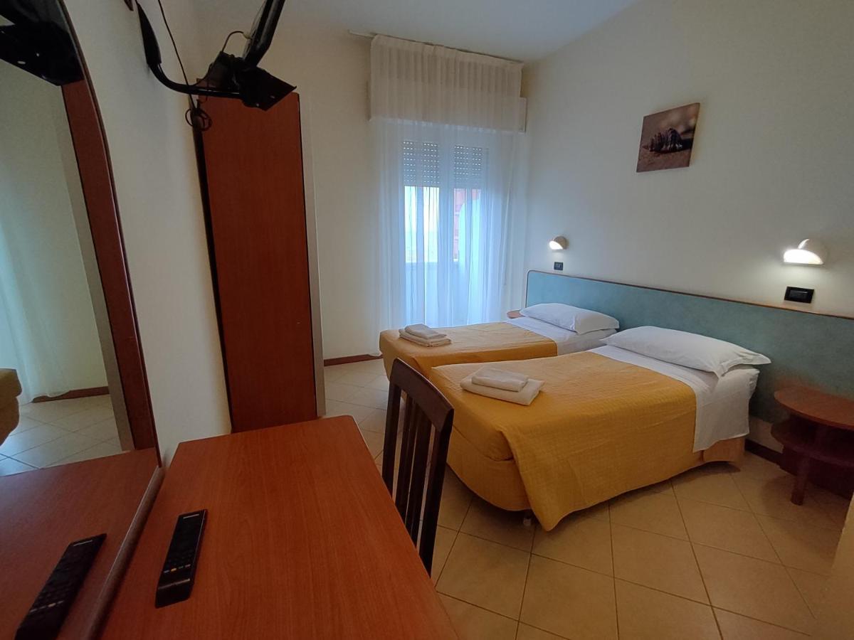 Hotel Brooklyn Rimini Bagian luar foto