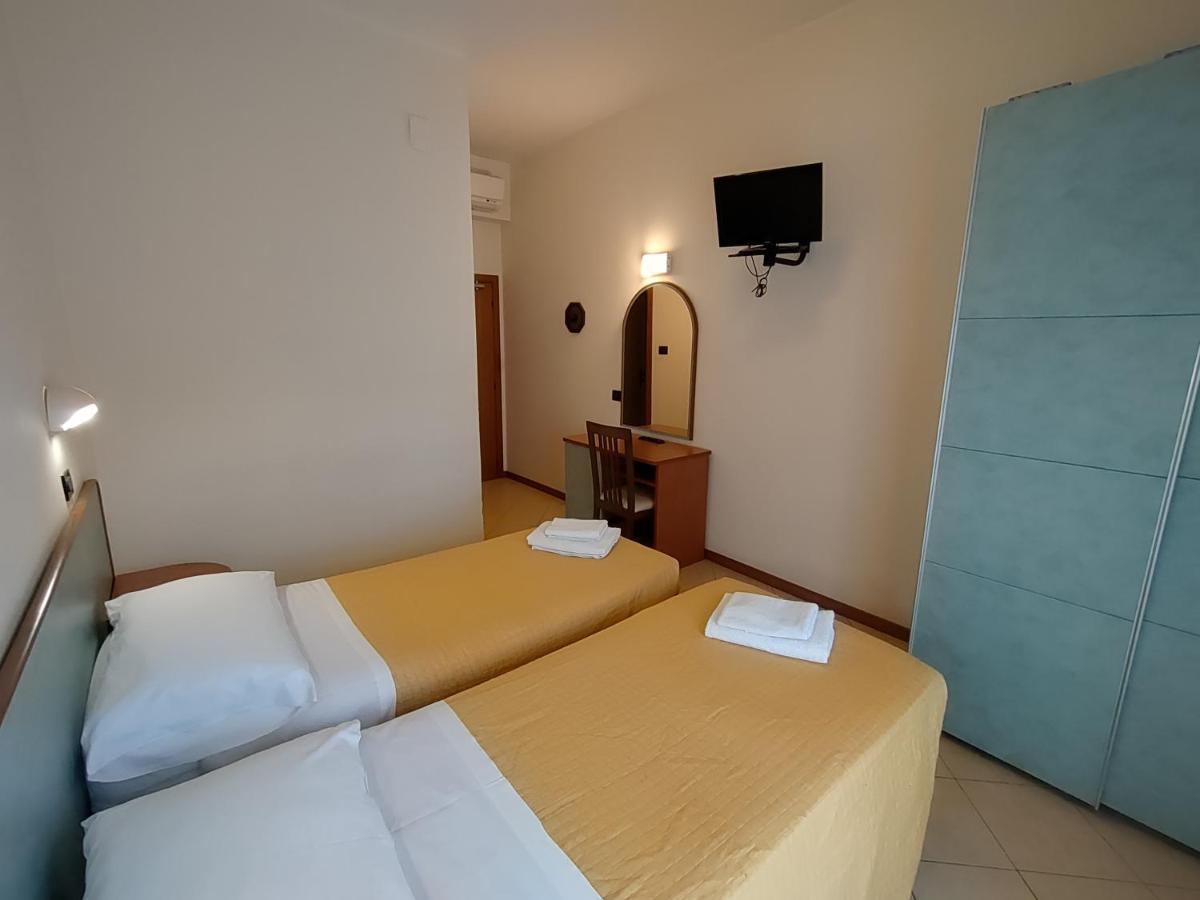 Hotel Brooklyn Rimini Bagian luar foto